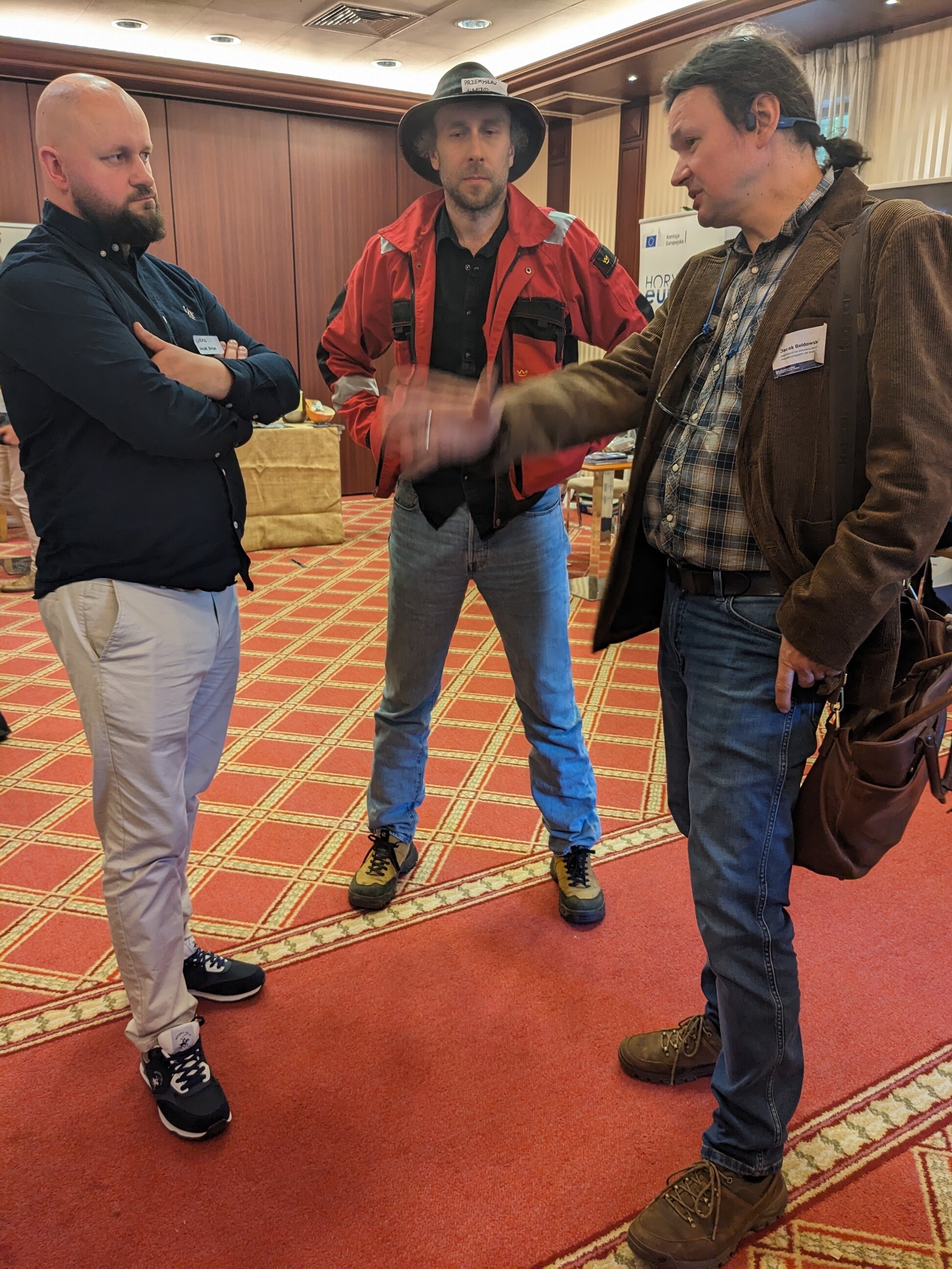 Prof. Jacek Bełdowski, inżynier Przemysław Ulatowski i zawodowy nurek Łukasz Zorn rozmawiają na temat wydobywania wraków z Bałtyku Prof. Jacek Bełdowski z IO PAN wymienia doświadczenia i wiedzę z członkami konsorcjum projektu SaveBaltic.com, prezesem Albatros i prezesem Anchor-Diving, na temat wydobywania wraków i amunicji z dna Bałtyku