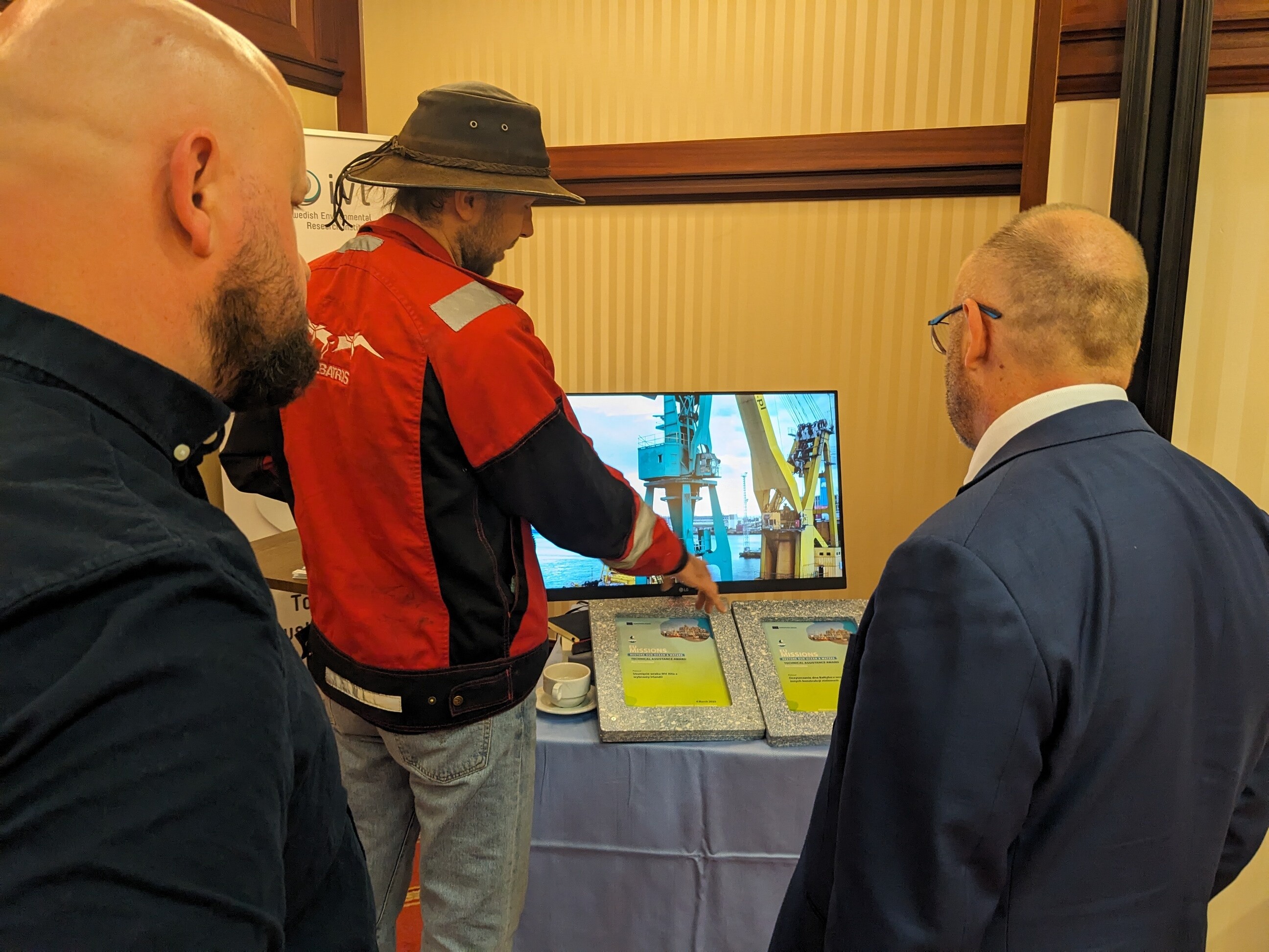 Loic Blanchard - Specjalista ds. polityki Unii Europejskiej na stoisku SaveBaltic_com w Sopocie wysłannik Komisji Europejskiej na stoisku SaveBaltic_com na 4 Arenie w Sopocie rozmawia z prezesem firmy Albatros o wydobywaniu wraków statków z Bałtyku