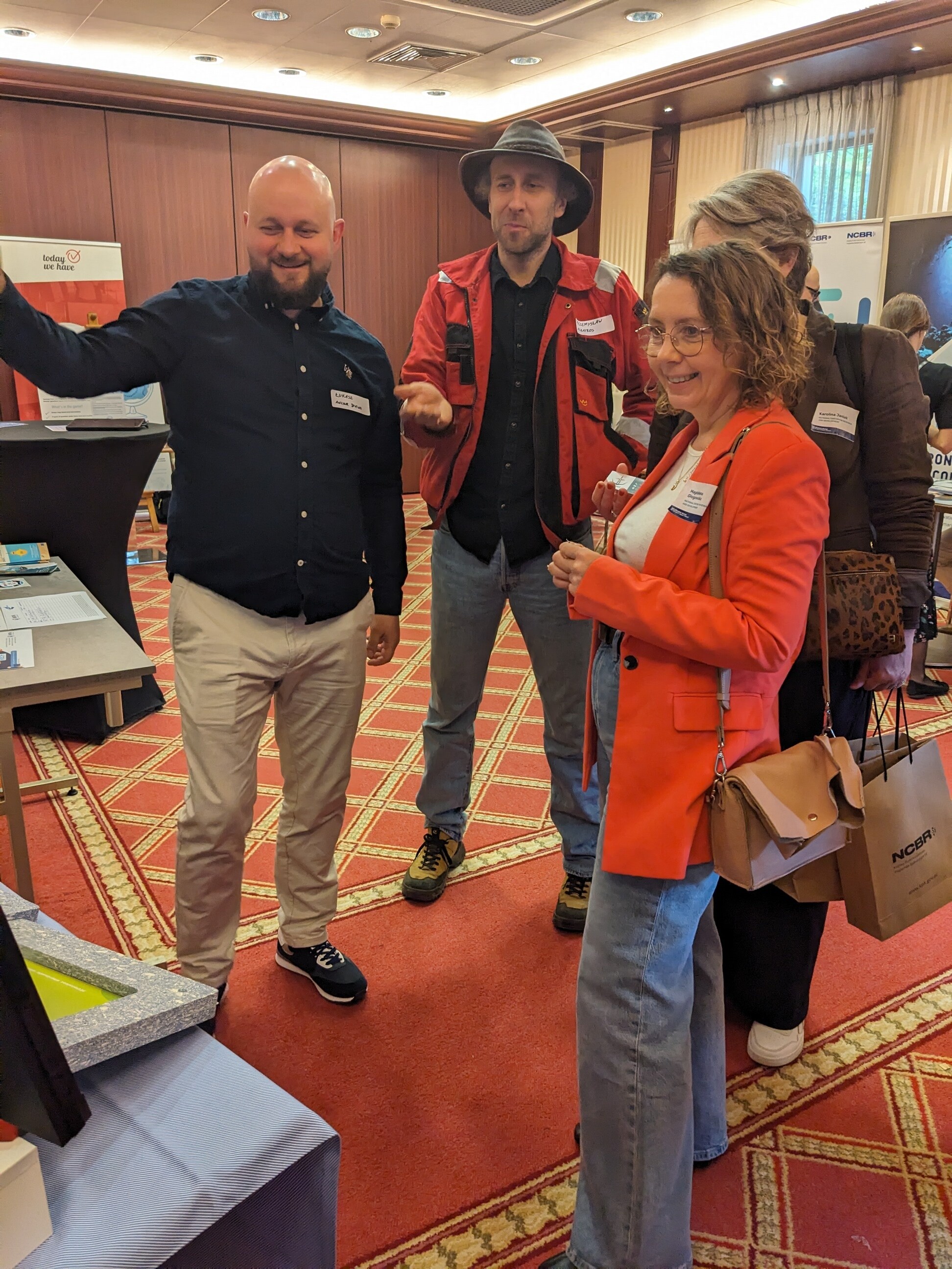 SaveBaltic na 4Arena w Sopocie, NCBR dr MAgdalena Głogowska, Karolina Janiak Dr Magdalena Głogowskia i p. Karolina Janiak rozmwiają z głównymi wykonawcami wydobywania wraków z dna Bałtyku, członkami konsocjum SaveBaltic_com