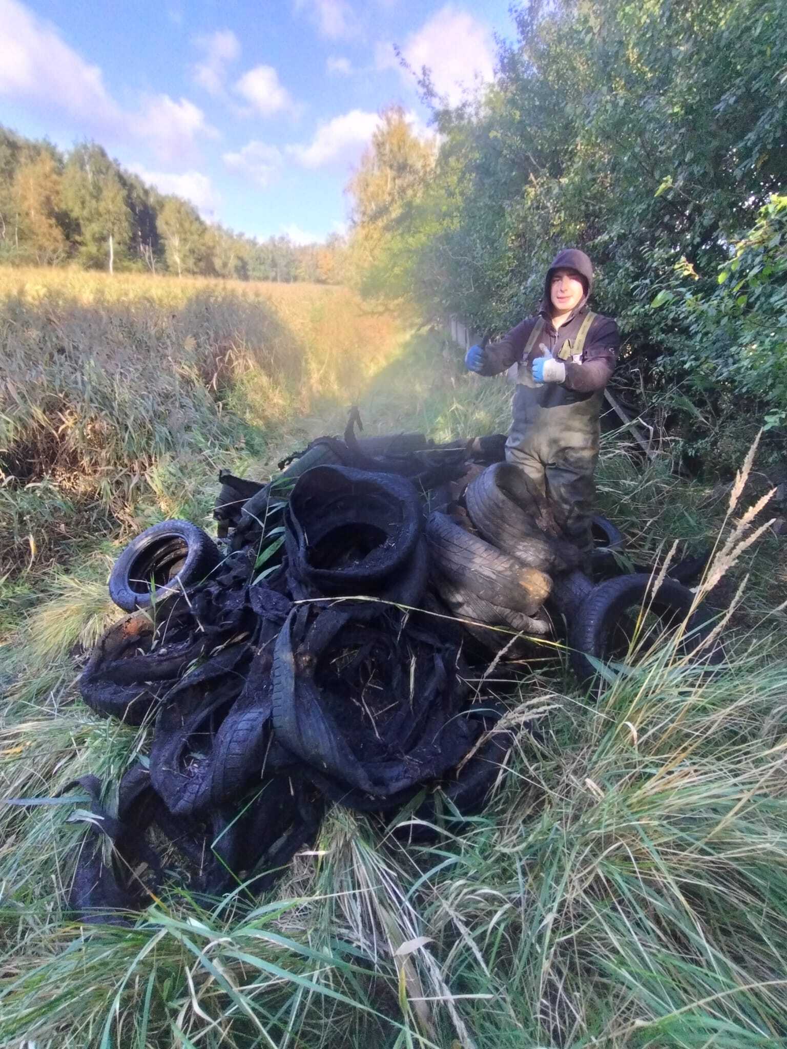 Opony wyciągnięte z fosy wokół Twierdzy Wisłoujście